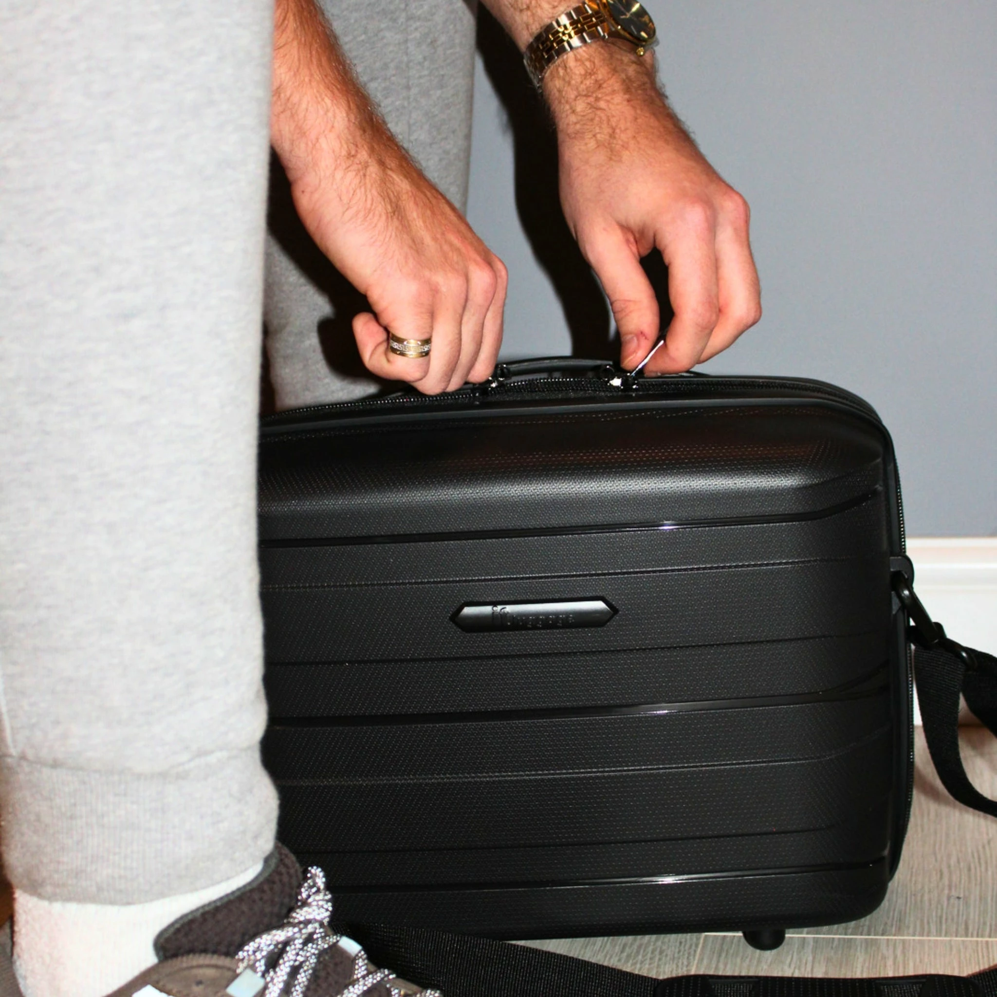 IT Luggage Momentous - Vanity Case (Black) 4 IT Luggage Momentous - Vanity Case (Black) - Image 4