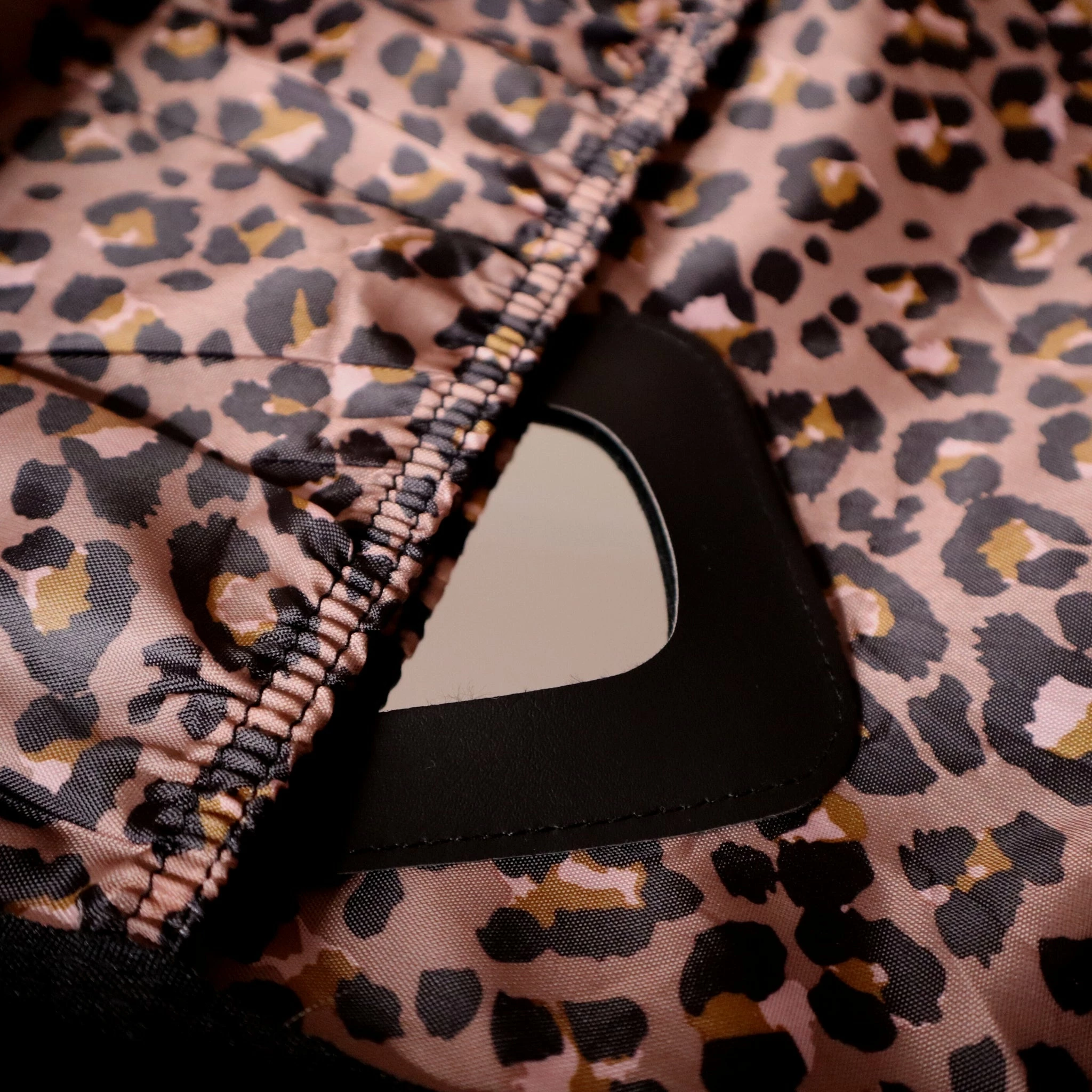 IT Luggage Glitzy - Vanity Case (Metallic Rose Gold) 6 IT Luggage Glitzy - Vanity Case (Metallic Rose Gold) - Image 6